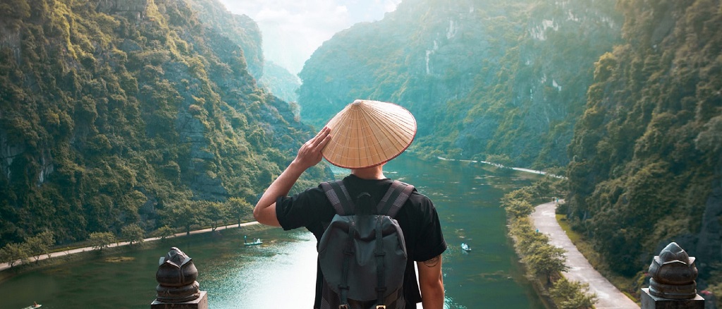 travel vietnam alone